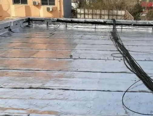 宁都卫生间漏水维修公司分享下宁都屋面楼顶防水刚性防水层施工要点。